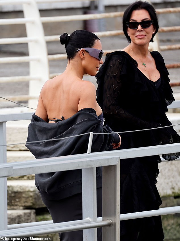 Kim and Kris were seen enjoying a catch up after their long flight from Los Angeles to Venice