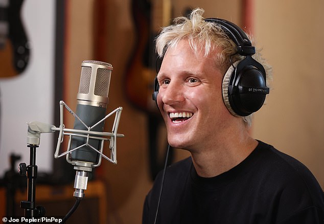 In another surprise move, Jamie has now revealed he has taken a shot at becoming a motivational speaker in a bid to encourage Britain to ditch the snooze button