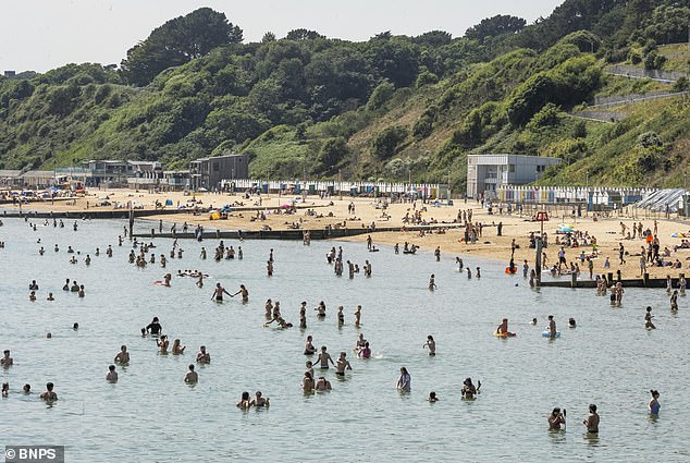 Last weekend, when the weather was hot and sunny, thousands of tourists visited Bournemouth