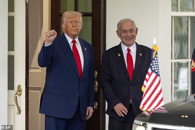 Netanyahu's team was leaking to journalists details of a rift with Trump over the US position on attackin Iran
