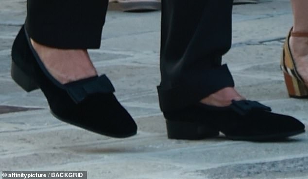 The star slipped into a pair of what appeared to be black velvet opera shoes with a special addition: a dark teal bow on top of each