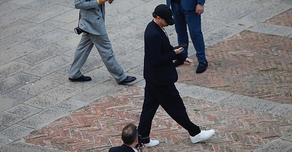 Mandatory Credit: Photo by Errebi/Shutterstock (15375822an) Leonardo Di Caprio arrives in Madonna dell'Orto in Venice, Italy, 26 June 2025, on the day the wedding celebrations of Amazon's founder Jeff Bezos and Lauren Sanchez are to begin. The US tech billionaire and TV presenter have reportedly invited about 200 guests to their nuptials in the Italian city.  26 Jun 2025 Jeff Bezos and Lauren Sanchez wedding party in Venice, Italy - 26 Jun 2025, Venezia, Italia - 26 Jun 2025