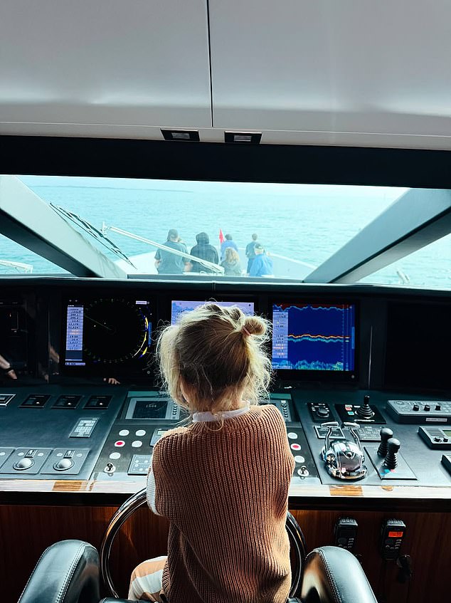 In a touching moment, she also posted a rare photo of her and Orlando’s daughter, giving fans a sweet glimpse into their mother-daughter adventure Down Under
