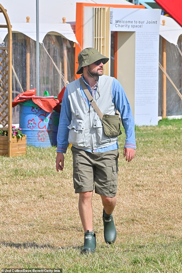 Charlie Rowe kept cool in the heat with a khaki bucket hat