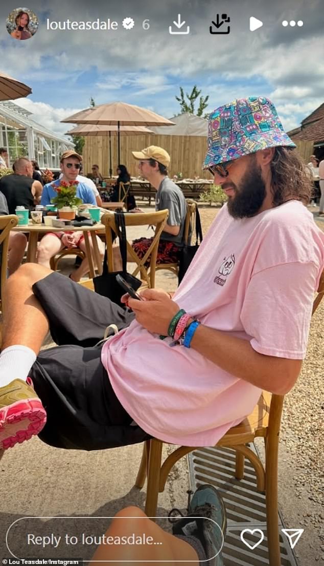 Meanwhile Andy sported a classic festival bucket hat and an oversized pink t-shirt with basketball shorts