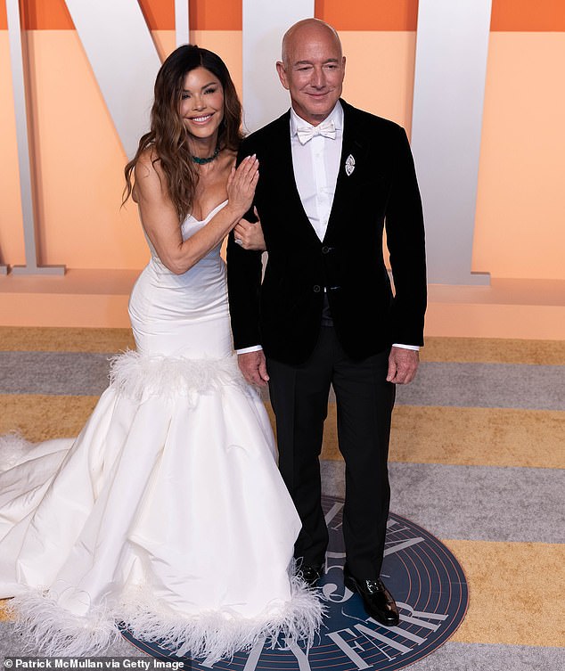 Jeff Bezos reportedly gifted his new bride a diamond necklace worth $3 to $5 million for their wedding weekend