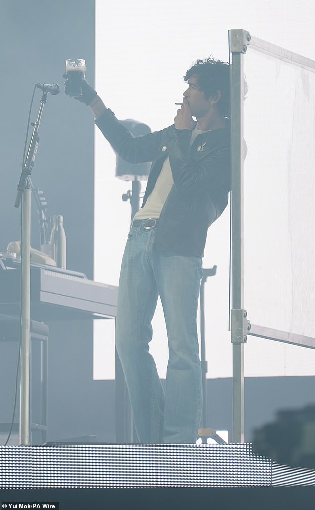 The English singer-songwriter was seen belting out hits while puffing away on a cigarette and sipping from a pint of Guinness