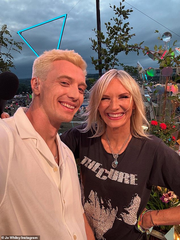 Jo looked incredible as she posed for a selfie with singer Jack Saunders