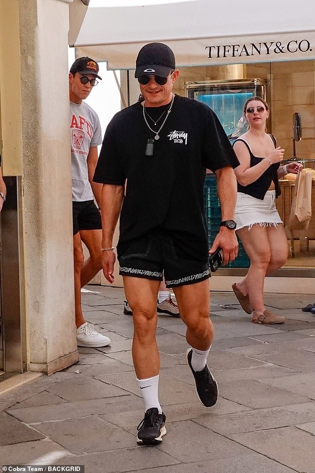 Orlando sported an all-black outfit consisting of a pair of surprisingly short shorts, a Stussy T-shirt, a co-ordinated cap and some shades
