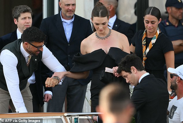 Model Karlie Kloss showed off her shoulders in a clavicle-baring black gown with a choker