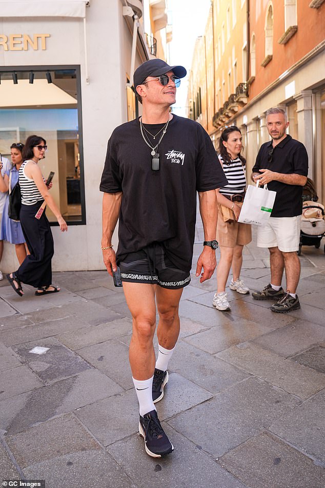 Orlando Bloom enjoyed a stroll in the city after leaving Harry's bar