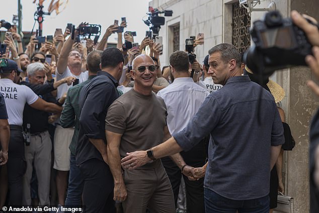 The heartfelt interaction came just hours after Jeff jumped in to protect his wife from reporters
