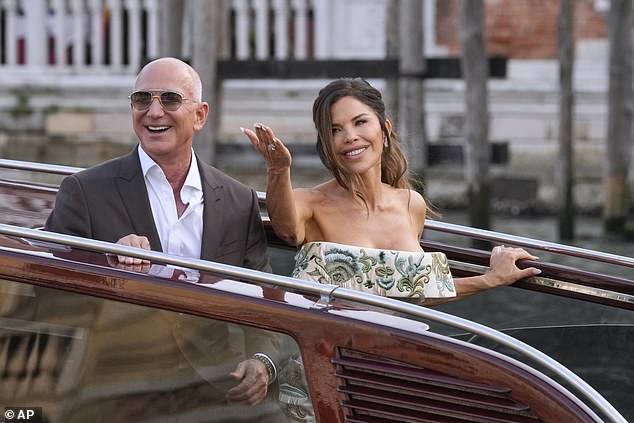 The happy couple shared a smooch for all to see before whizzing away down a Venice canal