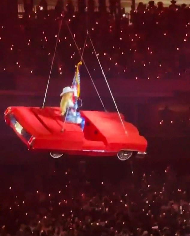 Beyonce was forced to abruptly stop her show whilst mid-air in her flying car as her tour was hit with another malfunction