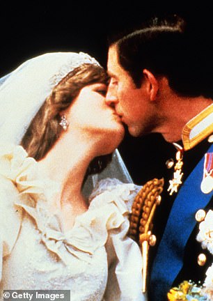 Diana and Charles kissing on the balcony of Buckingham Palace on their wedding day