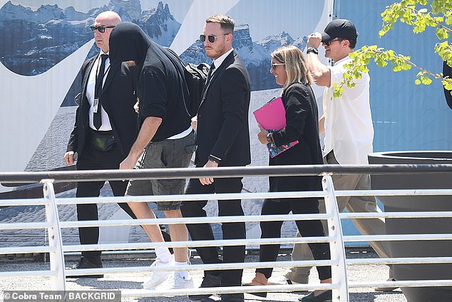 And despite being one of Hollywood's most famous leading men, Leo attempted to keep a low profile by covering his face throughout his journey to the airport