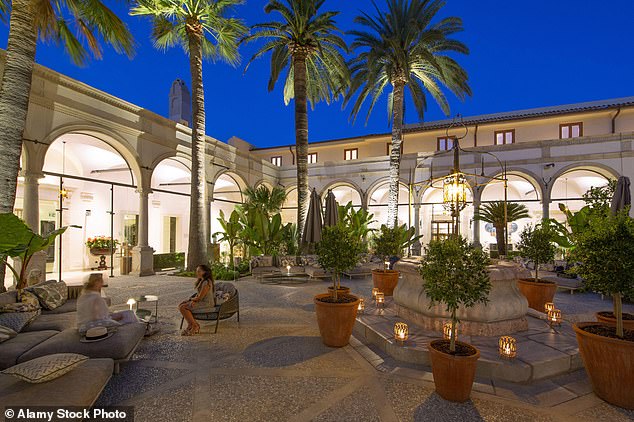 Before reportedly heading to the exclusive hotel , it's thought Jeff and Lauren, enjoyed lunch in the area of Torcello