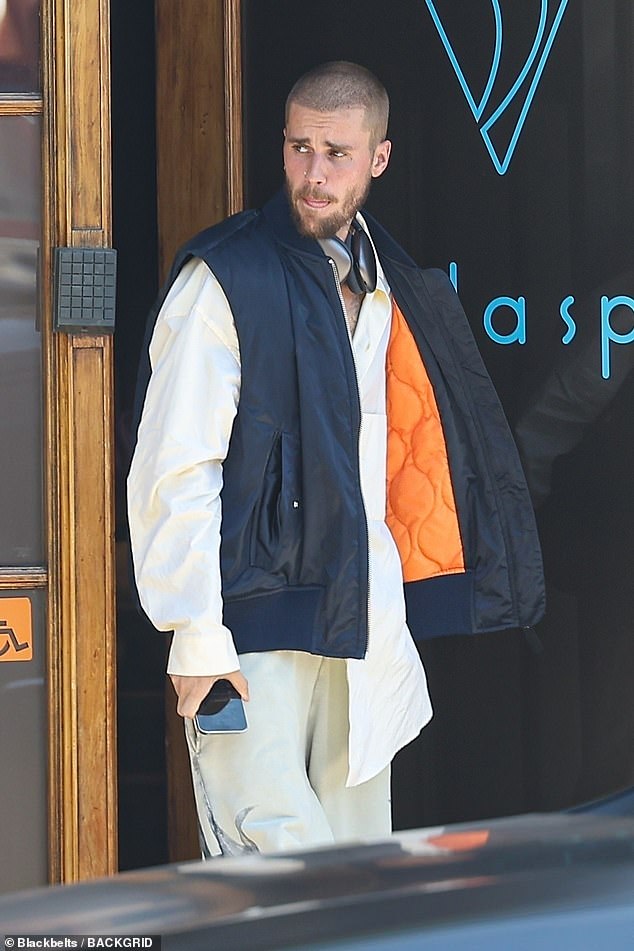 The 31-year-old Sorry hitmaker emerged from Voda wearing his usual oversized fashion look, including baggy beige sweatpants, a button-up white shirt, and black vest