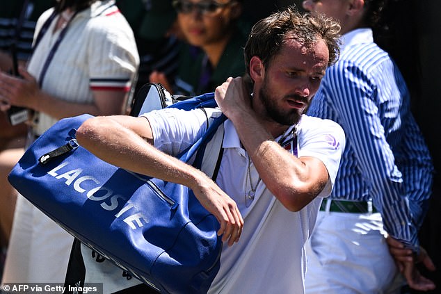 Daniil Medvedev pointed out that both he and his opponent Benjamin Bonzi were affected by the temperatures