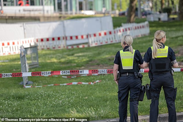 In the Deutzer Ufer, emergency services from the public order office stand guard in the area where three unexploded bombs from the Second World War were found