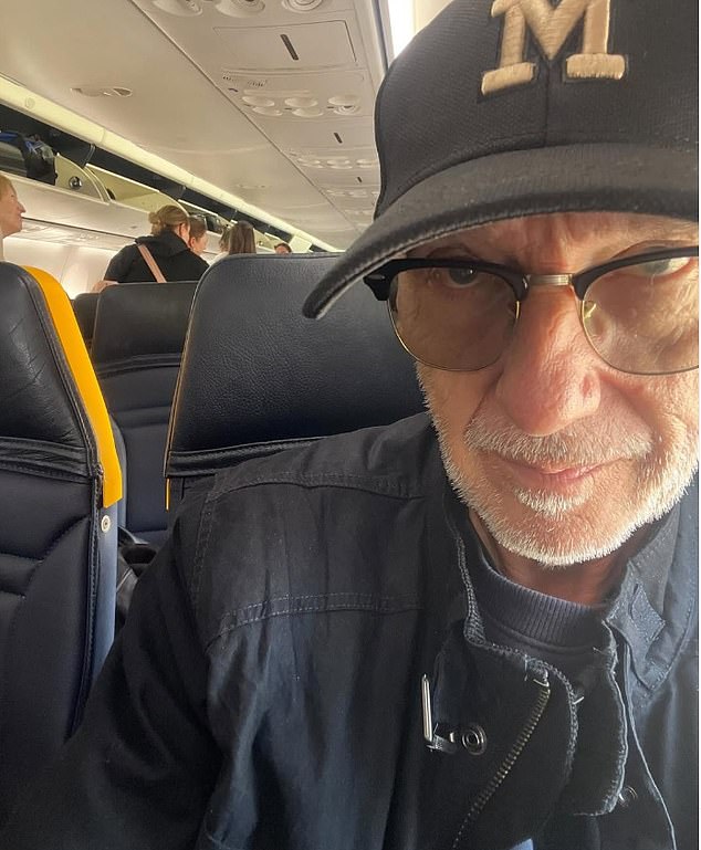 An 80s pop icon who penned a classic Christmas song looked totally unrecognisable as he was pictured hopping on a Ryanair flight this week