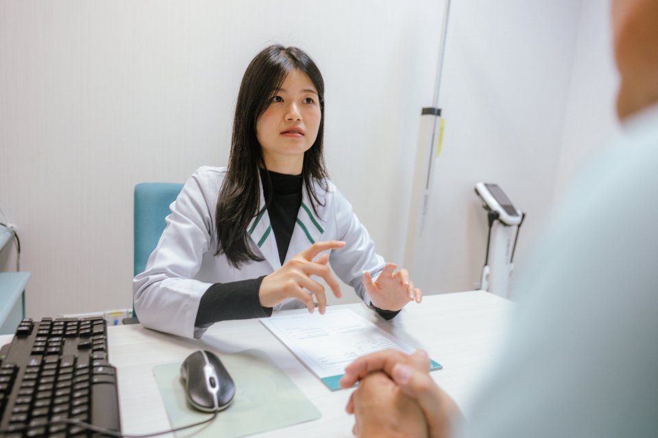 Female doctor consulting with male patient.