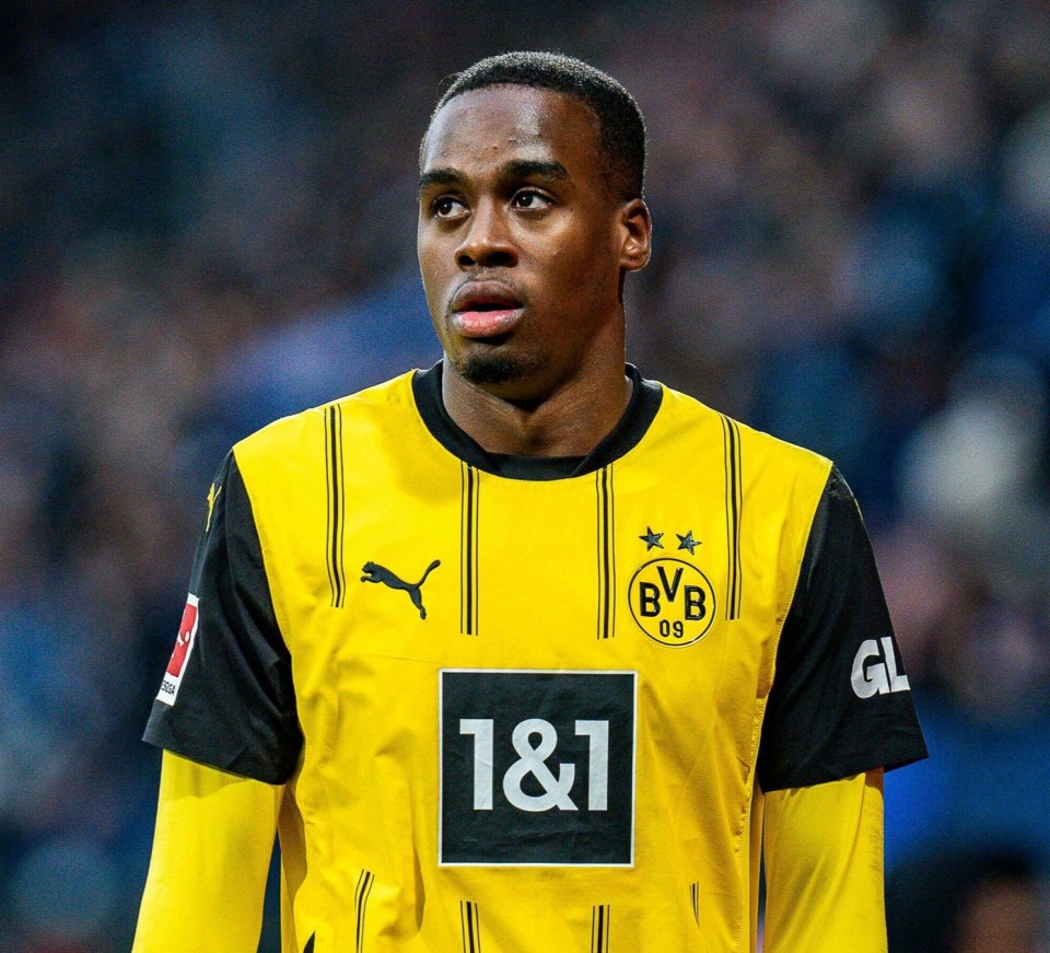Jamie Gittens of Borussia Dortmund in a yellow jersey.