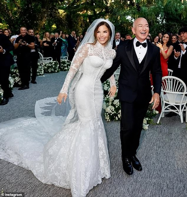 Lauren Sanchez and Jeff Bezos certainly pulled during their $20 million Venetian wedding on Friday. But according to a source, there's an A-list star who may have stolen the show