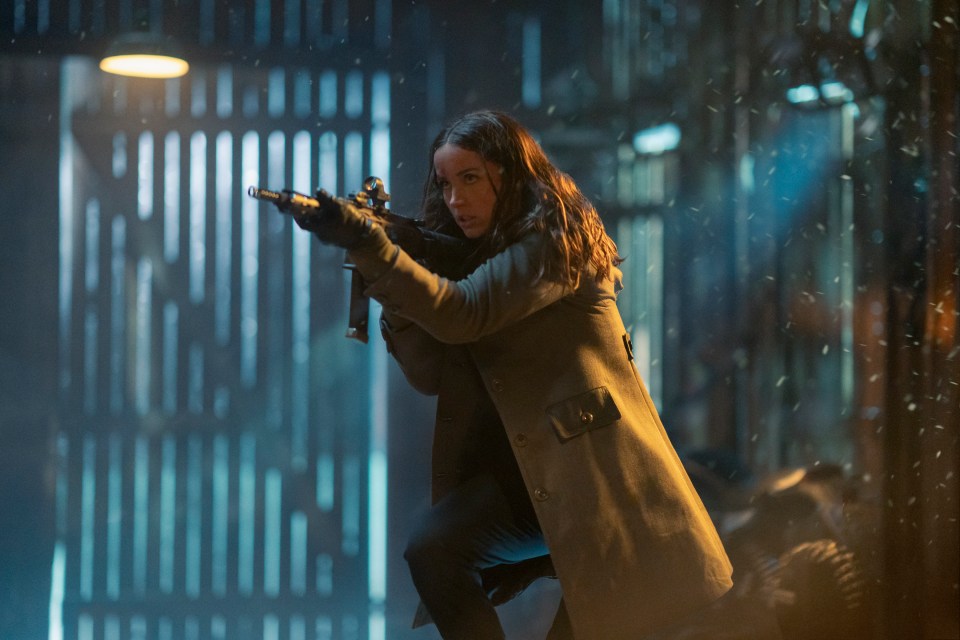 Ana de Armas as Eve in Ballerina, aiming a rifle.