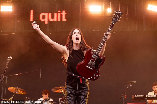 Fans of girlband Haim had nothing but praise after they suffered sound issues onstage during their secret Glastonbury set on Saturday night