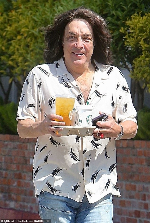 Fans of one of the most iconic bands of the ¿70s and ¿80s were in for a surprise when the group's legendary frontman stepped out for a rare sighting in Los Angeles on Thursday