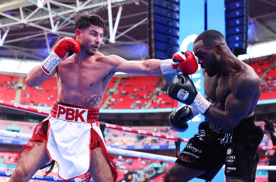 Josh Kelly punches Ishmael Davis in a boxing match.