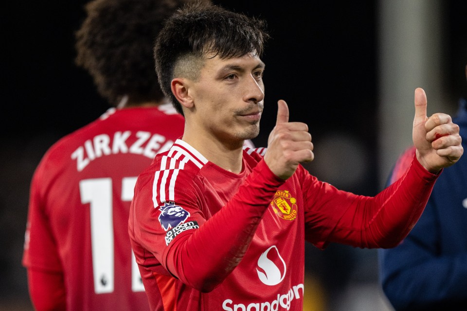 Lisandro Martínez of Manchester United giving a thumbs up.