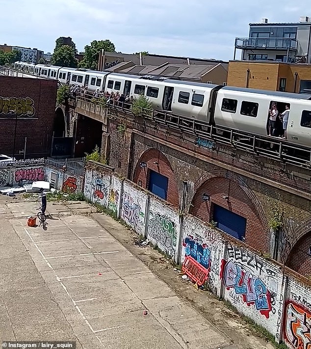 Unbelievable footage captured yesterday has shown the moment a Just Eat delivery driver threw bottles of water up to a Thameslink train stranded on the tracks during the UK's hottest day so far