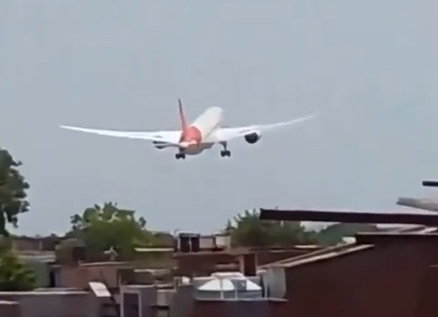 Boeing 787 shortly after takeoff.