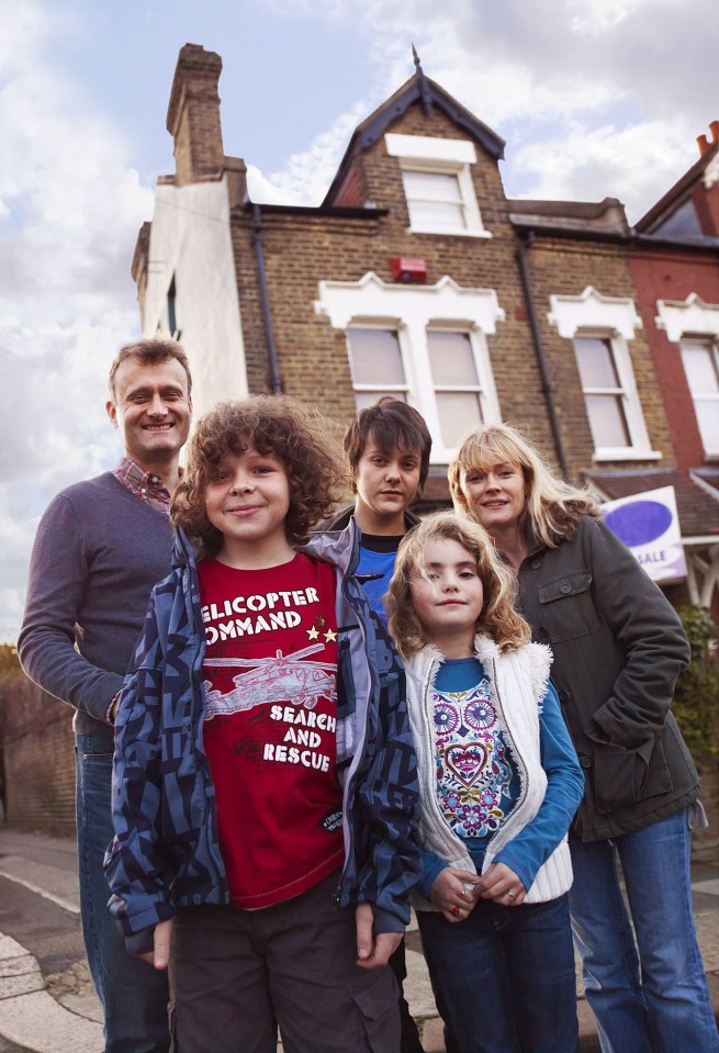 Photo of the cast of Outnumbered: Hugh Dennis, Claire Skinner, and their three child actors.