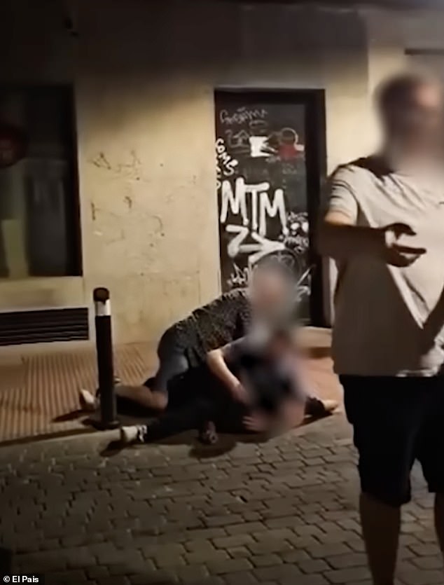 Footage shows the moment a Spanish cop held a suspected phone thief in a neck restraint