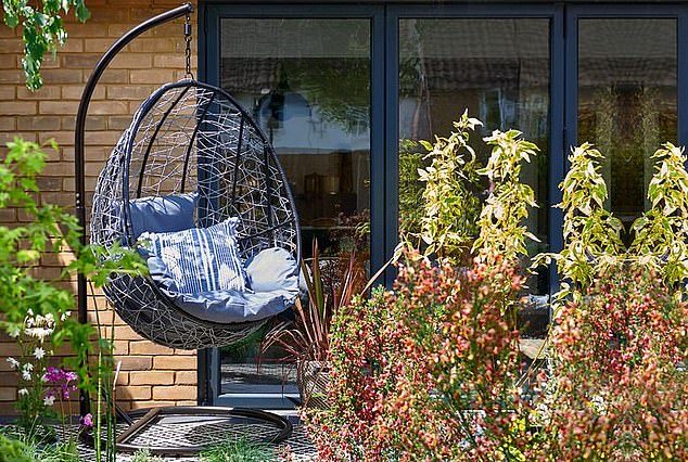 They look pretty on social media, but egg-shaped hanging chairs are over. And they aren¿t very sociable or comfortable