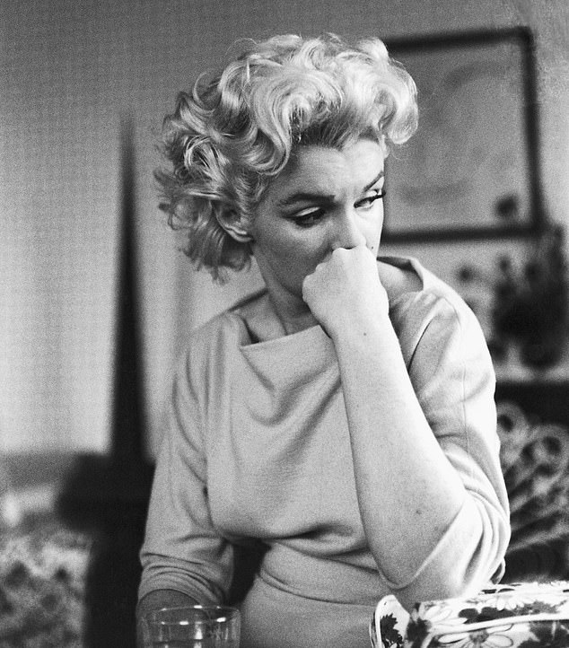 At the point of being admitted to the Payne Whitney Psychiatric Clinic in New York, Marilyn Monroe has set her sights on Jack Kennedy, recently inaugurated as soon-to-be US President, and is conducting a clandestine affair with him