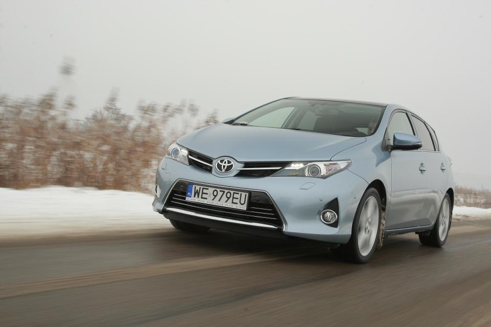 Toyota Auris driving on a snowy road.