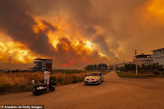 Huge fires broke out in Izmir, Turkey, causing travel chaos for hundreds of passengers