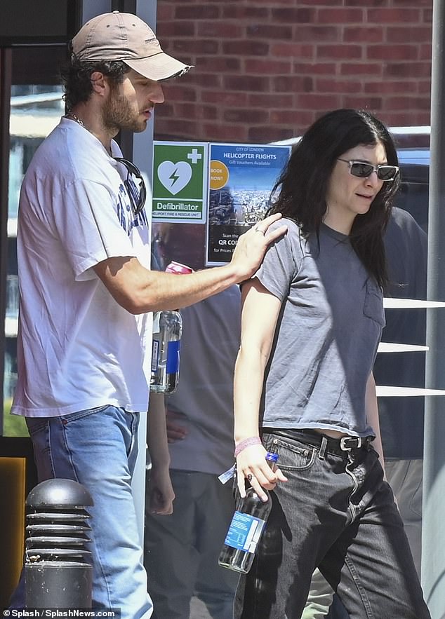 Her rumoured beau placed his hand on the pop star's shoulder as the pair walked to a waiting car