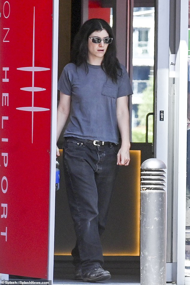 She also wore a pair of loose-fitting black jeans that were cinched with a narrow, black leather belt