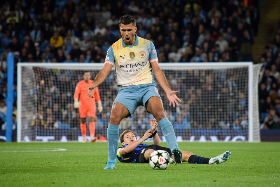 Manchester City's Rodri fouls Inter Milan's Nicolo Barella during a Champions League match.