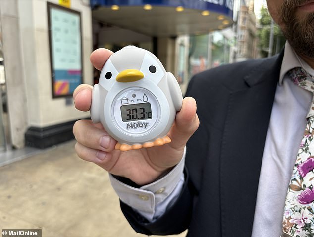 Before hopping on a bus from Kensington to Notting Hill, we recorded an outside temperature of just over 30C