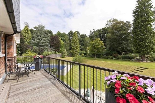 Residents can enjoy a range of sports on the nearby River Thames including kayaking, rowing, sailing and wild water swimming