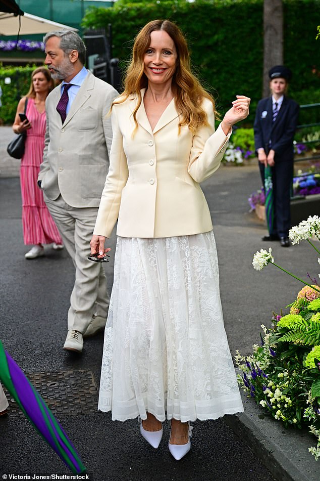 Actress Leslie Mann looked stunning as she put on an elegant display in a pale yellow long sleeve blazer style top