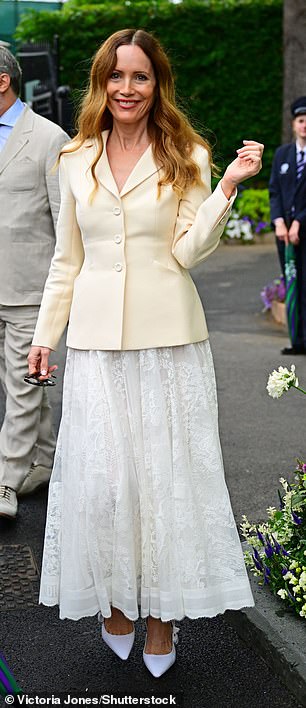 Actress Leslie Mann looked stunning as she put on an elegant display in a pale yellow long sleeve blazer style top