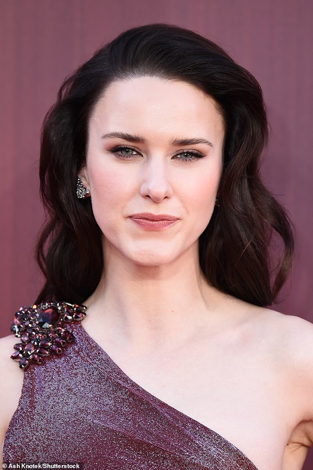 She opted for a flawless makeup look