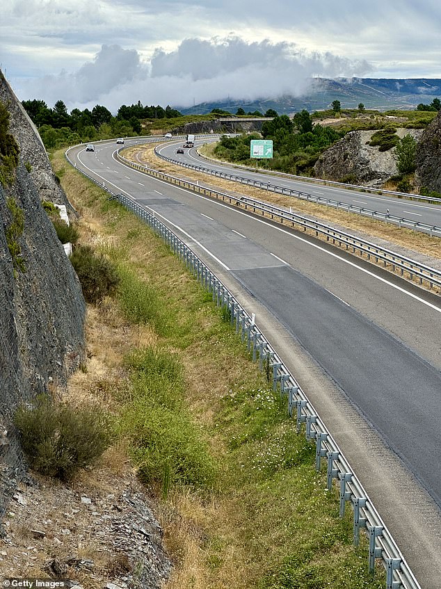A recent poll found that drivers believed the A-52 was one of the worst routes in all of Spain, highlighting the condition of the roads as well as the lack of safety barriers